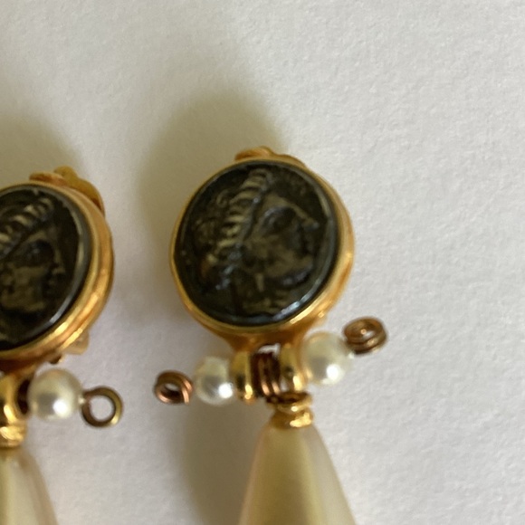 Etruscan Style Coin Earrings Faux Pearl Stamped LM Intaglio Mobe Classic Gift - Picture 2 of 13
